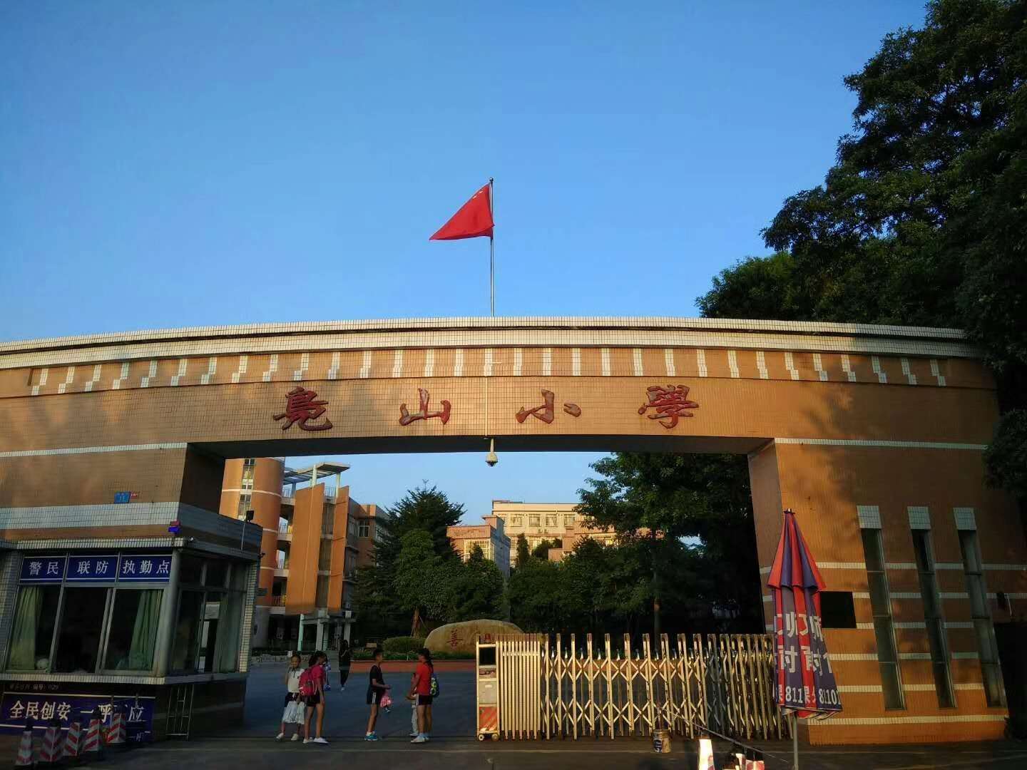 喜有沃不銹鋼管廠家東莞寮步鳧山小學(xué)護欄換新項目